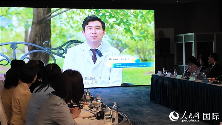 人民網《共贏》紀錄片發(fā)布儀式在阿斯塔納舉行。人民網記者盛楚宜 攝