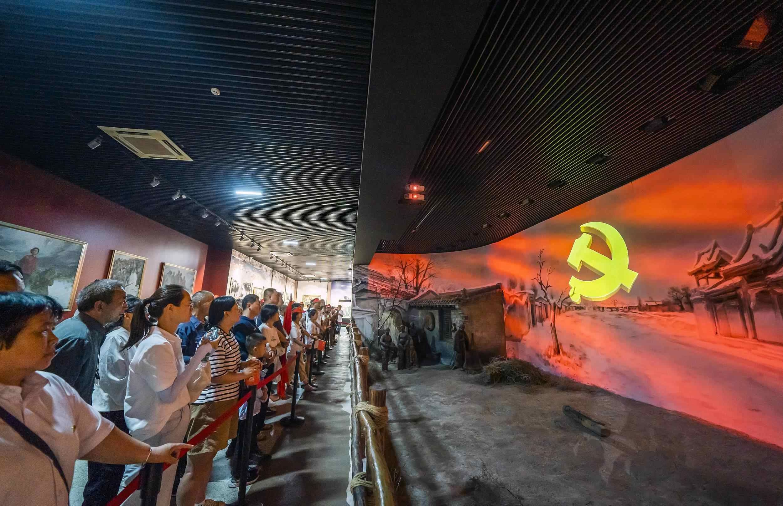 山西呂梁，游客正在文水縣劉胡蘭紀念館參觀。（圖片來源：視覺中國）