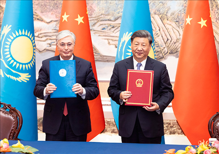 2023年5月17日下午，國家主席習近平在西安同來華出席中國—中亞峰會并進行國事訪問的哈薩克斯坦總統(tǒng)托卡耶夫會談。會談后，兩國元首簽署了《中華人民共和國和哈薩克斯坦共和國聯(lián)合聲明》，共同見證簽署經貿、能源、交通、農業(yè)、互聯(lián)互通、人文、地方等領域多項雙邊合作文件。新華社記者 黃敬文 攝
