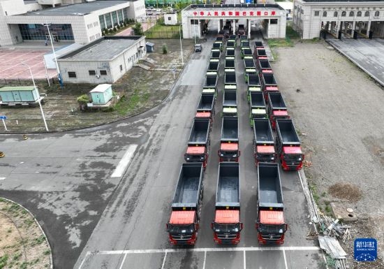 7月2日，車輛在巴克圖口岸辦理通關(guān)手續(xù)（無人機照片）。新華社發(fā)（馬丁 攝）