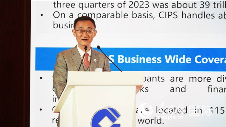 跨境銀行間支付清算有限責(zé)任公司總裁許再越發(fā)言。 人民網(wǎng) 張茜 攝