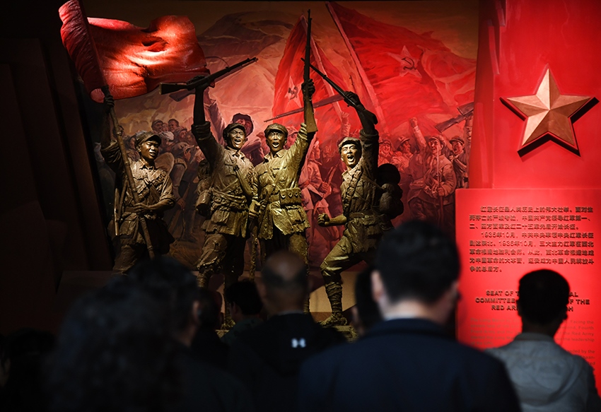 圖為2024年5月9日，游客在延安革命紀(jì)念館參觀。 新華社記者 張博文 攝