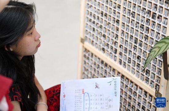 7月3日，外國學生在了解中國的活字印刷。新華社記者 李然 攝