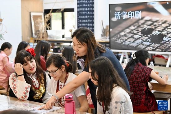 7月3日，外國學生在了解中國文化。新華社記者 李然 攝
