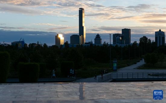 這是7月2日拍攝的哈薩克斯坦首都阿斯塔納市中心的建筑群。新華社記者 白雪騏 攝