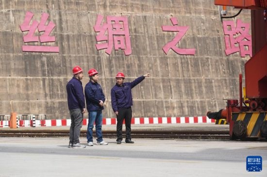 中哈兩國工作人員在中哈連云港物流合作基地交流（2023年5月10日攝）。新華社記者 季春鵬 攝