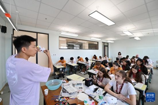 7月3日，外國學生在學習繪制京劇臉譜。新華社記者 李然 攝