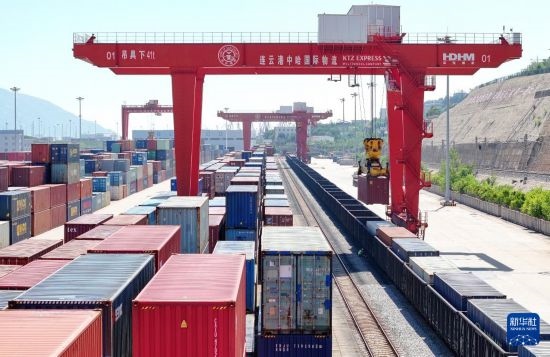 6月30日，在中哈連云港物流合作基地，大型機(jī)械在吊裝集裝箱（無人機(jī)照片）。新華社發(fā)（王健民 攝）