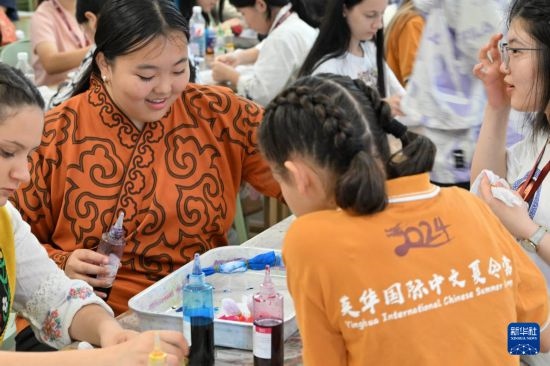 7月3日，外國學生在了解中國的染布技術。新華社記者 李然 攝