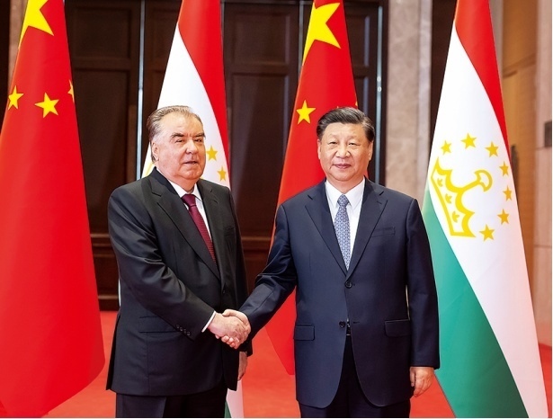 2023年5月，國(guó)家主席習(xí)近平在西安同來(lái)華出席中國(guó)—中亞峰會(huì)并進(jìn)行國(guó)事訪問(wèn)的塔吉克斯坦總統(tǒng)拉赫蒙會(huì)談。新華社記者 丁海濤 攝