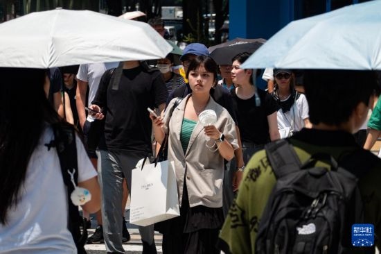 7月4日，人們在日本東京原宿的街道上行走。新華社記者 張笑宇 攝