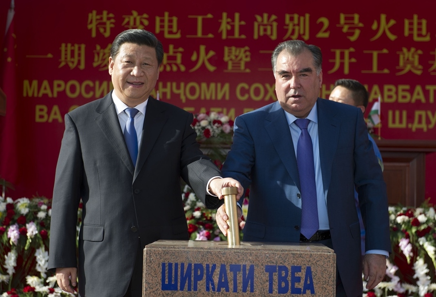 2014年9月13日，國家主席習(xí)近平和塔吉克斯坦總統(tǒng)拉赫蒙在杜尚別共同出席中塔兩國重大合作項(xiàng)目——杜尚別2號熱電廠一期工程竣工儀式、二期工程開工儀式。這是習(xí)近平和拉赫蒙一同將裝有兩國元首簽名二期工程奠基紀(jì)念頁的金色金屬管放入水泥墩中。新華社記者 黃敬文 攝