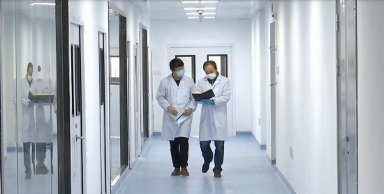 中國(guó)科學(xué)院贛江創(chuàng)新研究院科研人員在交流。（贛州市贛縣區(qū)融媒體中心供圖）