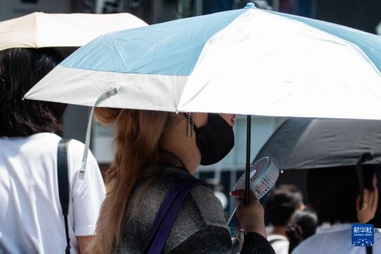 7月4日，人們在日本東京原宿的街道上等待紅綠燈。新華社記者 張笑宇 攝