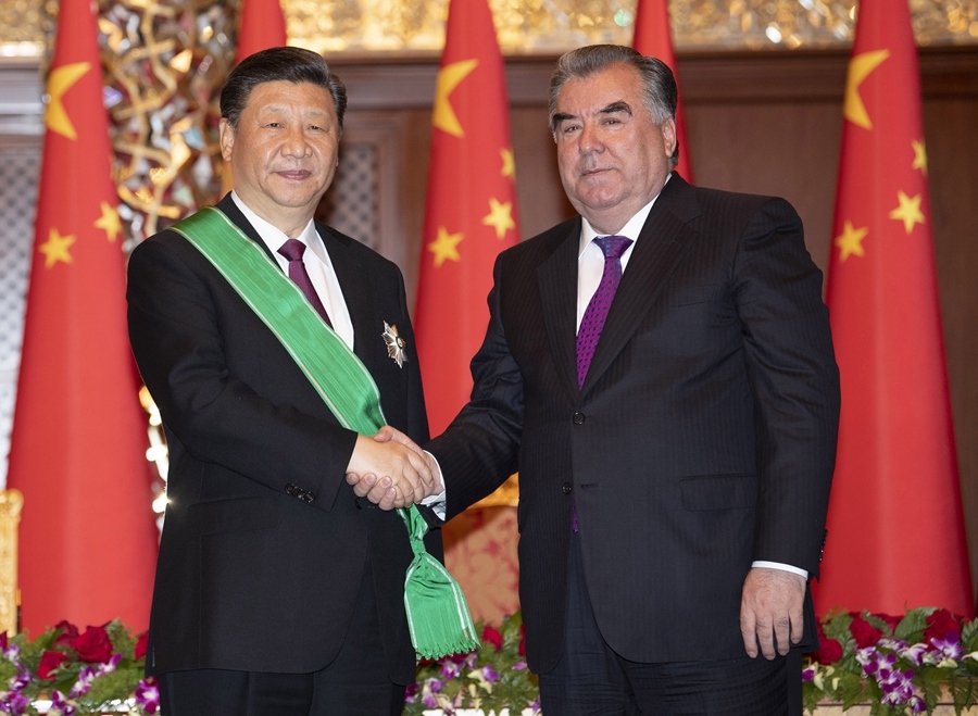 2019年6月15日，國家主席習(xí)近平在杜尚別出席儀式，接受塔吉克斯坦總統(tǒng)拉赫蒙授予“王冠勛章”。新華社記者 沙達(dá)提 攝
