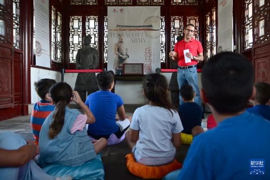 7月4日，在馬耳他桑塔露琪亞市的中國古典園林“靜園”，人們聆聽關于兵馬俑的講解。新華社發(fā)（喬納森·博格 攝）