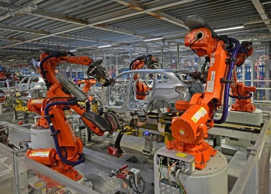 在華晨寶馬沈陽(yáng)鐵西工廠車身車間，機(jī)器臂在焊接車身（2022年2月16日攝）。新華社記者 楊青 攝