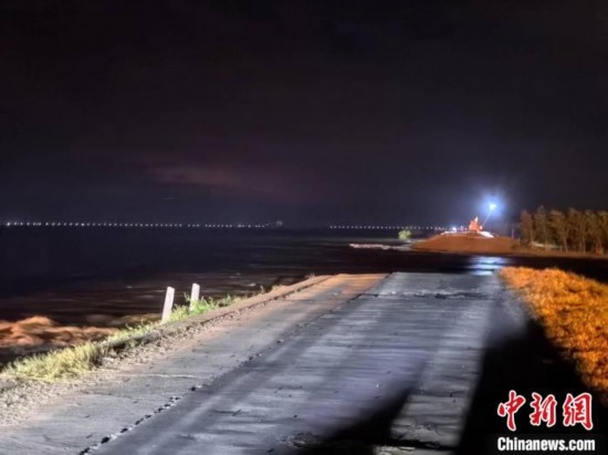  7月6日凌晨，湖南岳陽(yáng)華容縣團(tuán)洲垸洞庭湖一線(xiàn)堤防決口現(xiàn)場(chǎng)。中新社記者 白祖偕 攝