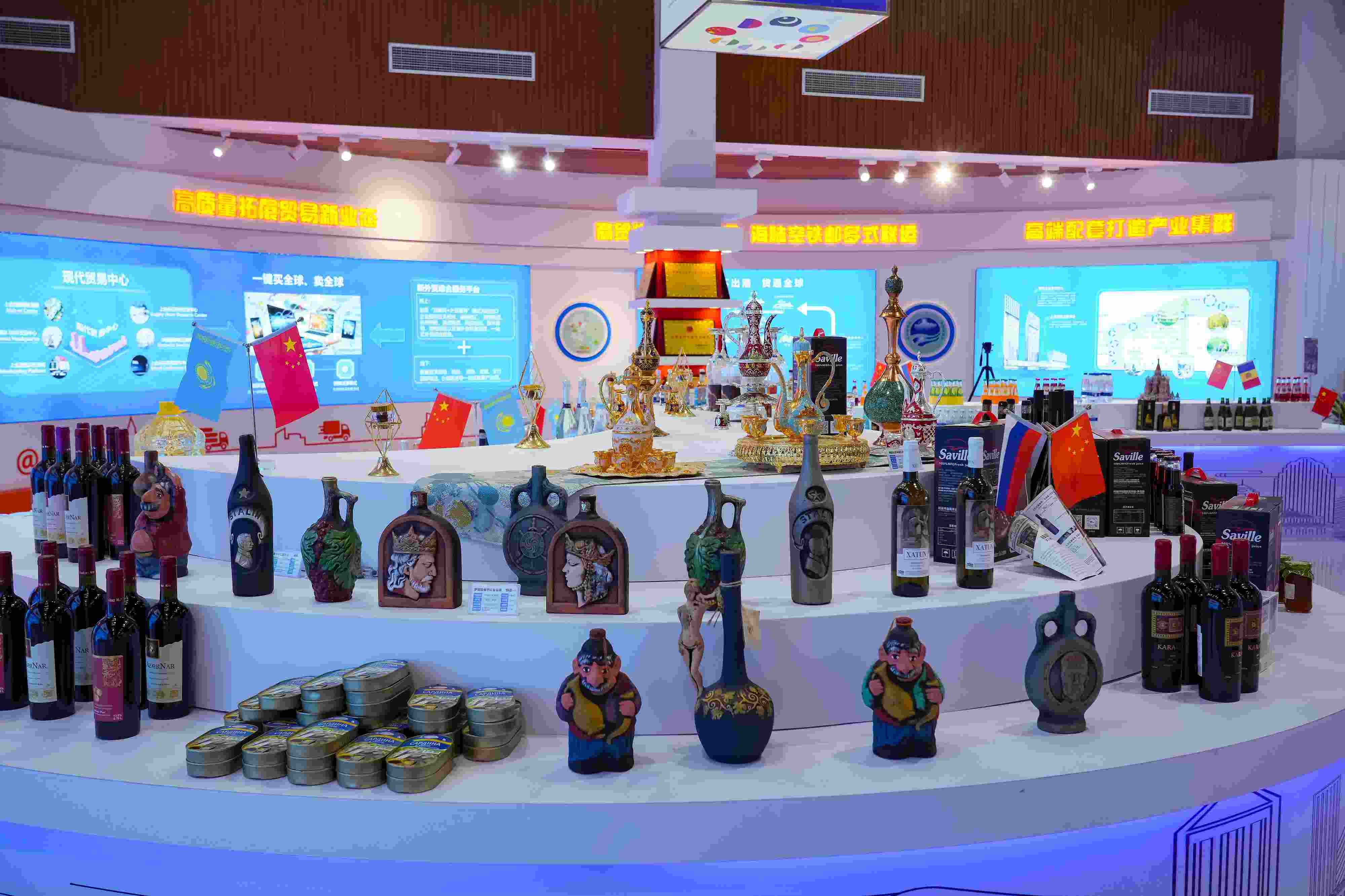 2022年10月19日，青島，上合示范區(qū)展出的上合組織國家特色商品。