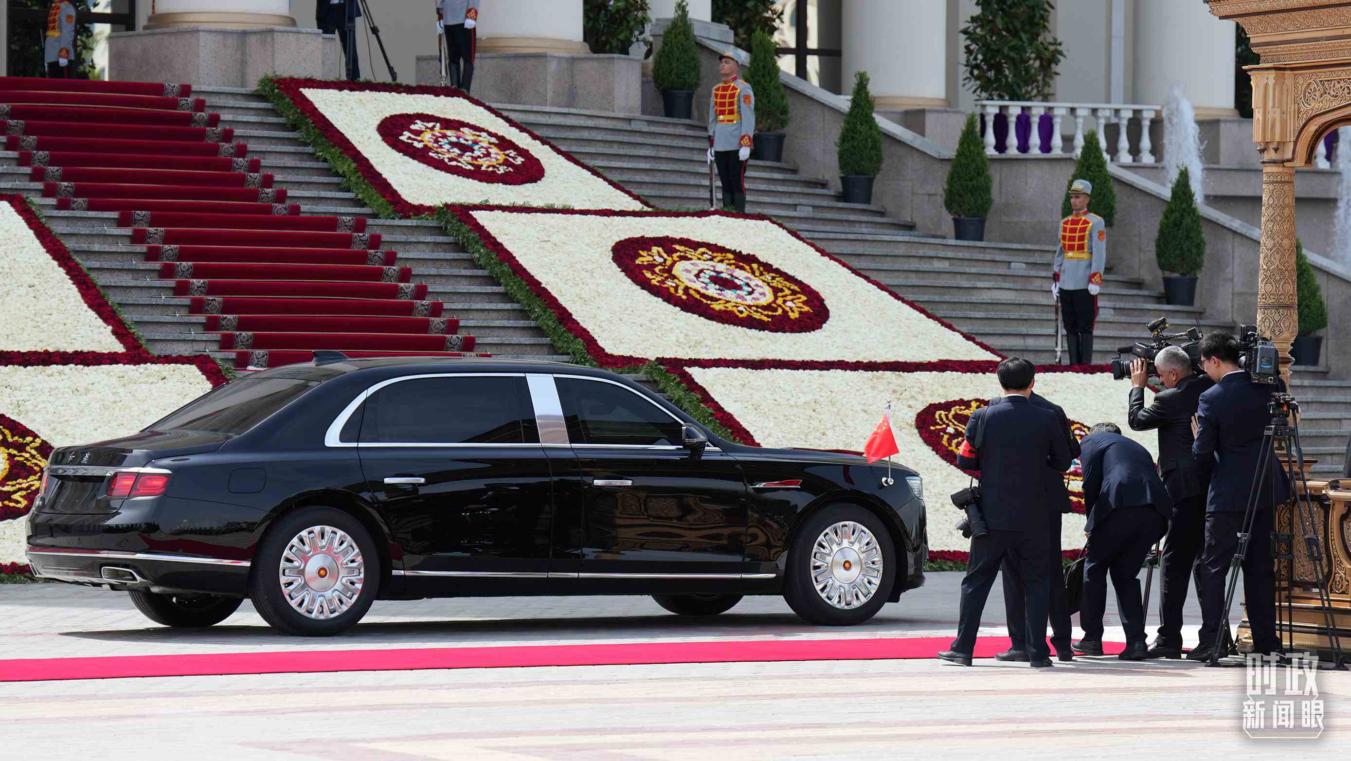 △習(xí)主席乘坐的紅旗車抵達(dá)塔總統(tǒng)府。（總臺記者李晉拍攝）