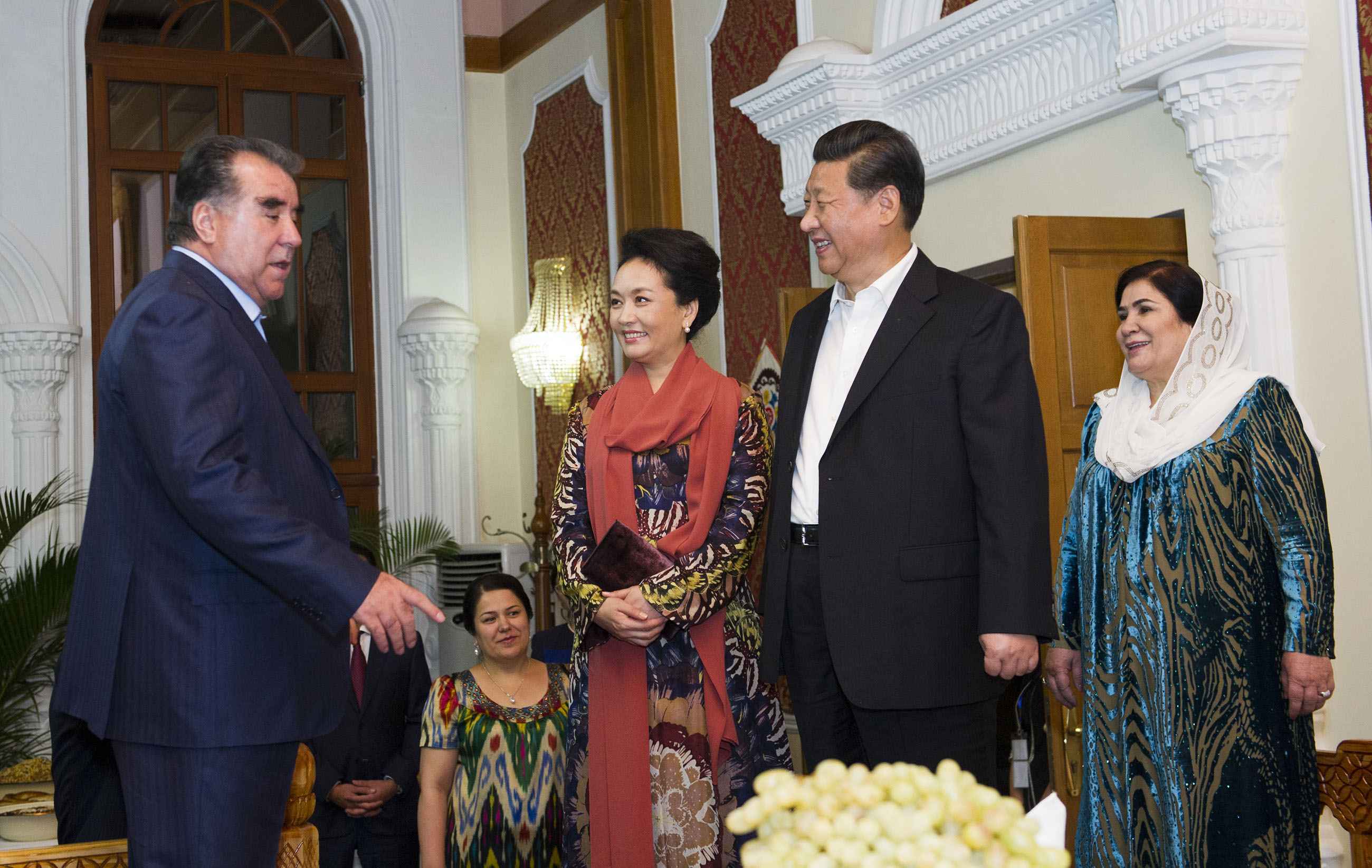 2014年9月12日，習(xí)近平主席在杜尚別出席塔吉克斯坦總統(tǒng)拉赫蒙舉行的家宴。這是習(xí)近平主席和夫人彭麗媛在拉赫蒙夫婦陪同下參觀總統(tǒng)官邸。