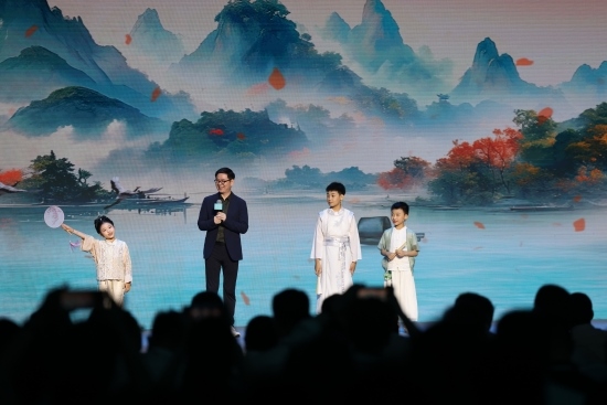 酈波與小朋友們對(duì)詩(shī)。