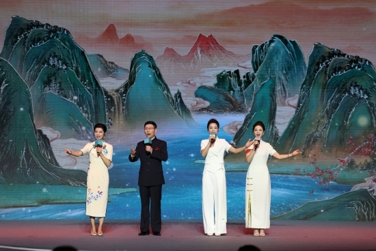 四位戲曲演員同臺(tái)獻(xiàn)唱。