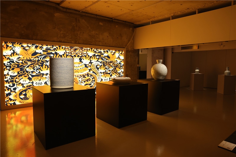《新生萬(wàn)物-中國(guó)非遺與當(dāng)代設(shè)計(jì)展》展廳。陽(yáng)光媒體集團(tuán)供圖