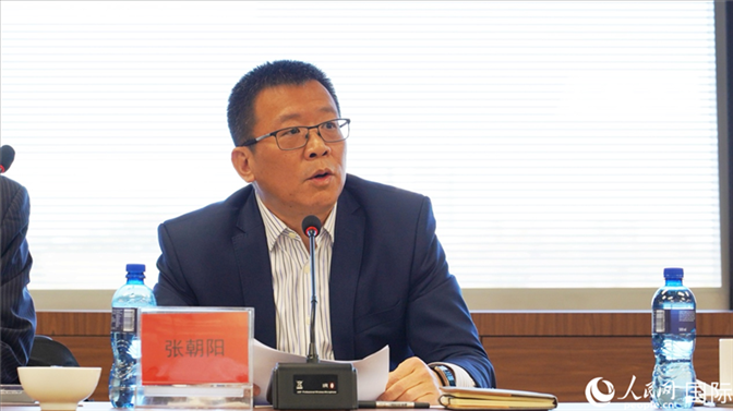 張朝陽(yáng)代會(huì)長(zhǎng)做協(xié)會(huì)上半年工作匯報(bào)。人民網(wǎng) 劉暢攝