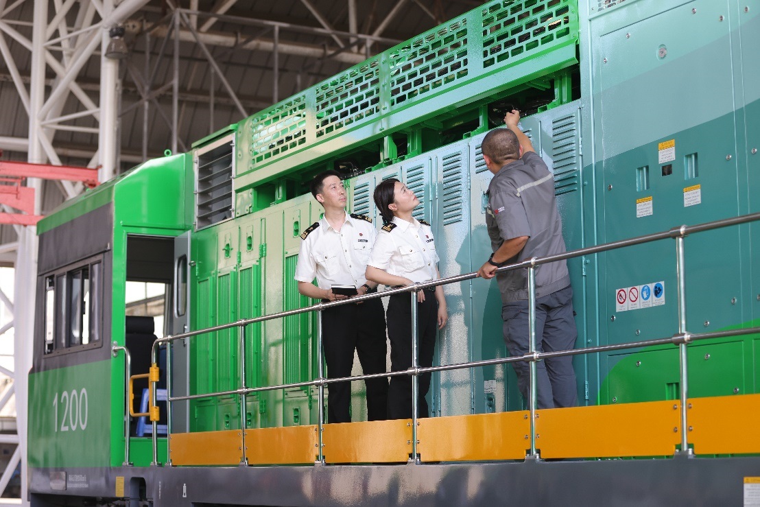 常州海關(guān)關(guān)員了解氫能源機(jī)車生產(chǎn)流程。魏幫軍攝
