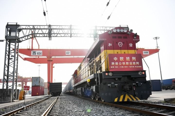 中歐班列（越南·河內(nèi)——中國·西安——匈牙利·布達(dá)佩斯）跨境公鐵聯(lián)運(yùn)班列準(zhǔn)備發(fā)車（2024年3月7日攝）。新華社記者 李一博 攝