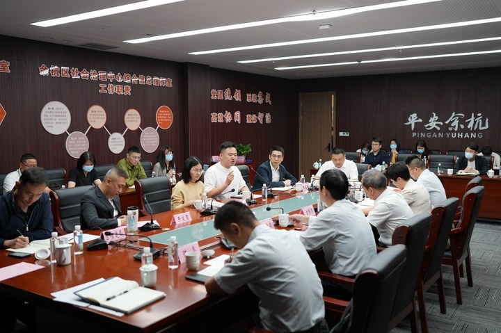 由浙江省信訪局和相關部門負責人組成的下訪團在杭州市余杭區(qū)社會治理中心接待來訪群眾。新華社記者 翁忻旸 攝