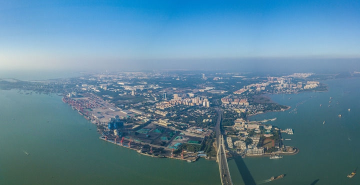 海南自貿(mào)港重點(diǎn)園區(qū)——洋浦經(jīng)濟(jì)開發(fā)區(qū)（2023年12月31日攝，無人機(jī)全景照片）。新華社記者 蒲曉旭 攝