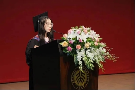 鐘芳蓉在北京大學考古文博學院畢業(yè)典禮上發(fā)言。校方供圖