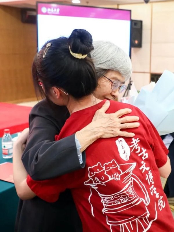 2023年，在校友向母校捐贈儀式上，鐘芳蓉與樊錦詩擁抱。校方供圖