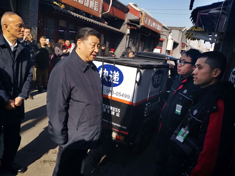 2019年2月1日，習(xí)近平總書記在北京前門石頭胡同的快遞服務(wù)點(diǎn)，看望仍在工作的“快遞小哥”。