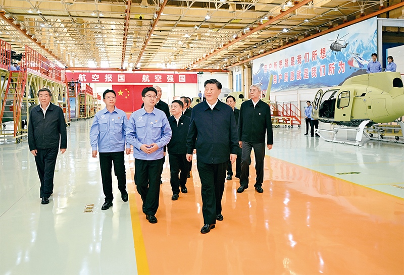 2023年10月10日至13日，中共中央總書記、國家主席、中央軍委主席習(xí)近平在江西考察。這是11日上午，習(xí)近平在景德鎮(zhèn)市昌河飛機工業(yè)（集團(tuán)）有限公司考察。 新華社記者 燕雁/攝