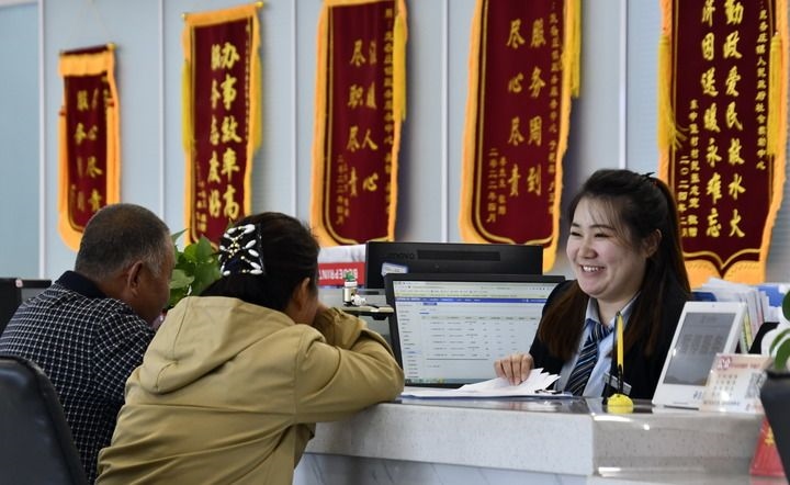 2024年3月25日，北京市大興區(qū)龐各莊鎮(zhèn)政務服務中心的工作人員耐心為群眾解答問題。大興區(qū)龐各莊鎮(zhèn)政務服務中心用“最多跑一次”的工作理念為企業(yè)和群眾提供了便利化、精準化、個性化的衍生服務。新華社記者 李欣 攝