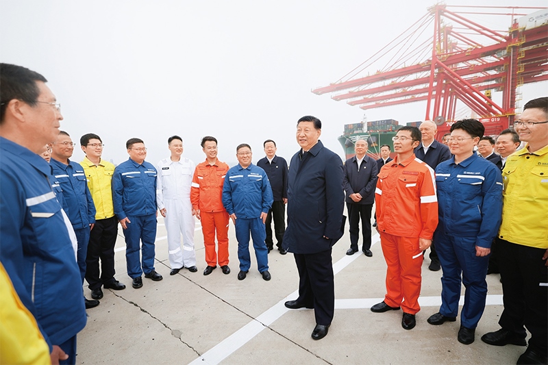 2024年5月22日至24日，中共中央總書記、國家主席、中央軍委主席習(xí)近平在山東考察。這是22日下午，習(xí)近平在日照港親切慰問港口科技工作者、運營人員、航運人員。 新華社記者 鞠鵬/攝