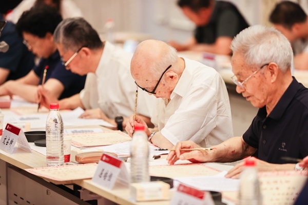 陜西師范大學(xué)毛筆手寫錄取通知書現(xiàn)場(chǎng)。校方供圖