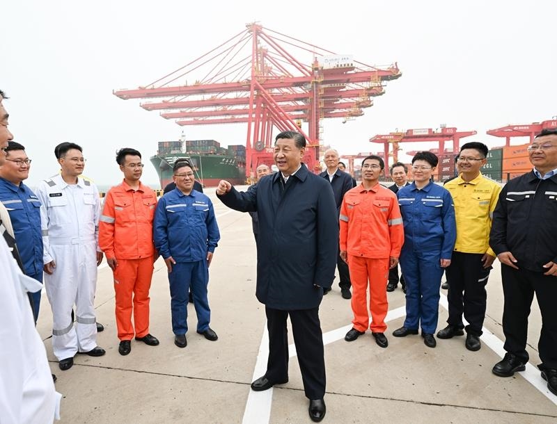 △2024年5月22日，習(xí)近平總書記在山東日照港親切慰問港口科技工作者、運營人員、航運人員。