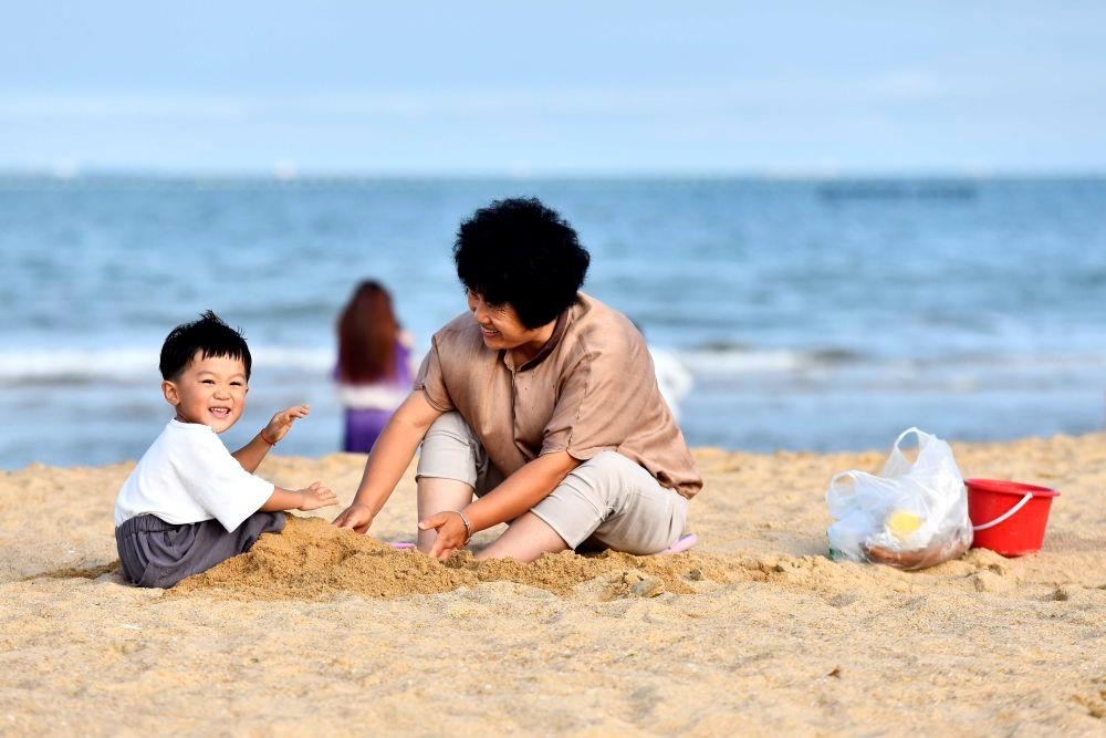 △山東日照陽光海岸綠道沙灘一角。近年來，日照還海于民、還景于民，在保留松林、沙灘、礁石和濕地資源的基礎(chǔ)上，修復(fù)整治生態(tài)岸線，打造出一條長約28公里的陽光海岸綠道，吸引眾多市民游客度假休閑。