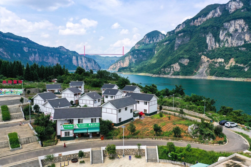 這是貴州省黔西市新仁苗族鄉(xiāng)化屋村麻窩寨易地搬遷集中安置點(diǎn)（2021年7月24日攝，無人機(jī)照片）。新華社記者 楊文斌 攝