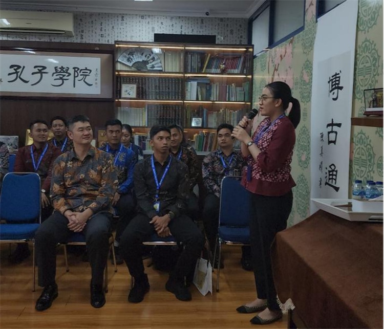 警察學(xué)員用漢語(yǔ)進(jìn)行自我介紹 。活動(dòng)主辦方供圖