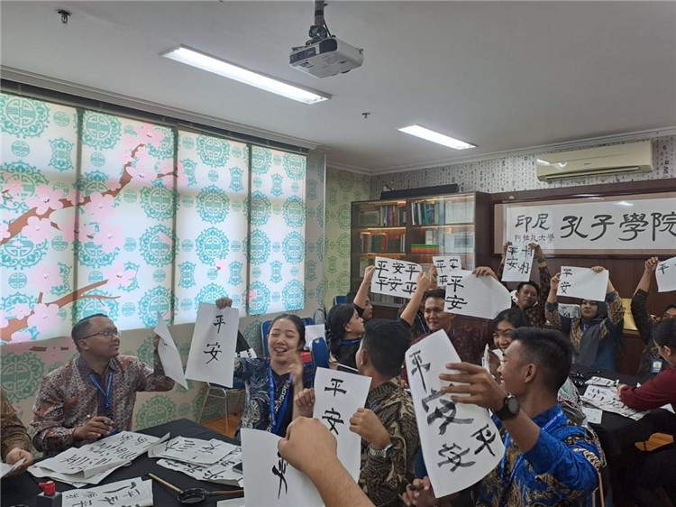 警察學(xué)員們展示書(shū)法學(xué)習(xí)成果?；顒?dòng)主辦方供圖