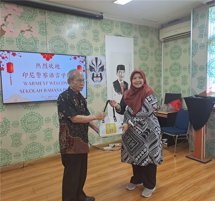 拉哈尤·蘇珊蒂與穆尼交換禮品?；顒?dòng)主辦方供圖