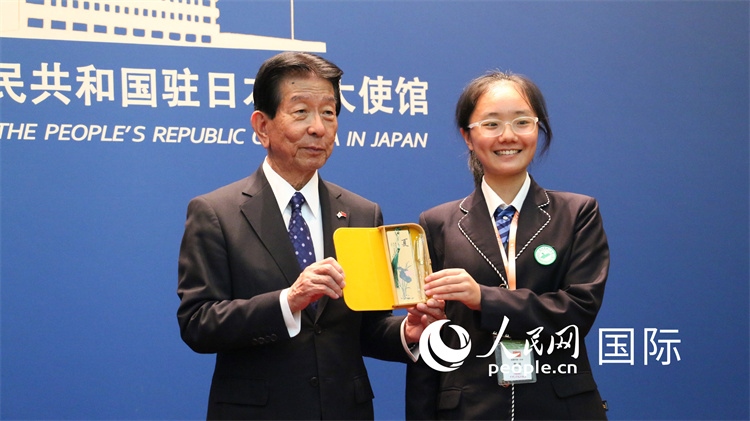 中國小大使向日本永旺1%俱樂部理事長森美樹贈(zèng)送當(dāng)?shù)靥厣Y品。人民網(wǎng) 許可攝