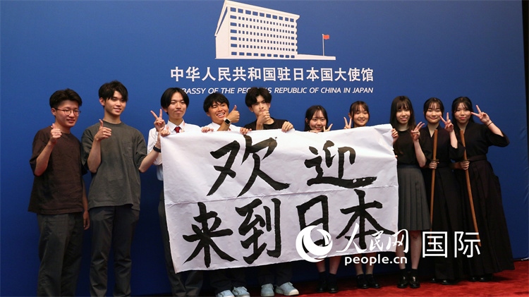 日本小大使現(xiàn)場書寫“歡迎來到日本”。人民網(wǎng) 許可攝