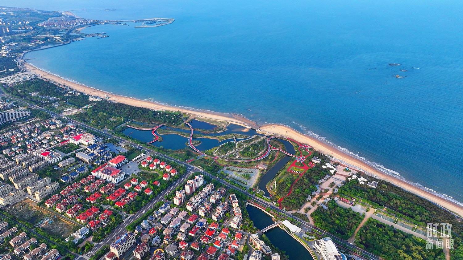 △日照市陽(yáng)光海岸綠道。近年來(lái)，日照市對(duì)沿海裸露場(chǎng)地及岸線破損處進(jìn)行生態(tài)修復(fù)，建成約28公里的陽(yáng)光海岸綠道，為市民和游客提供了運(yùn)動(dòng)休閑好去處。（總臺(tái)央視記者范凱拍攝）
