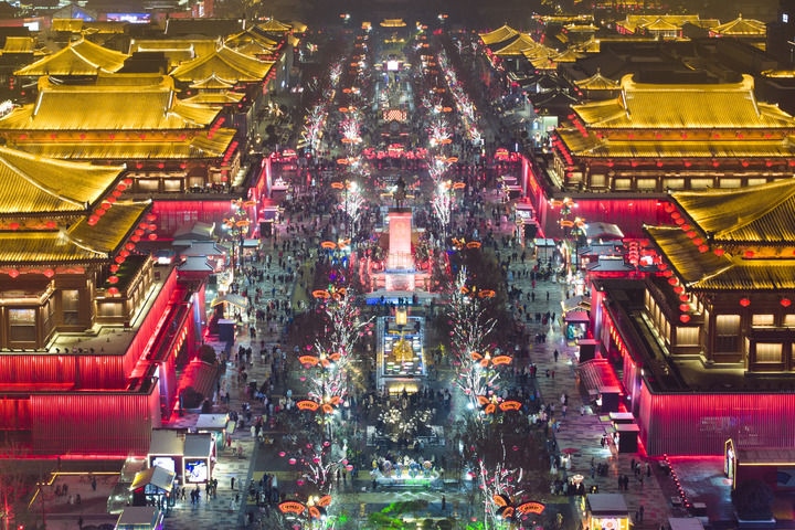 這是2024年2月2日拍攝的西安大唐不夜城景色（無(wú)人機(jī)照片）。新華社記者 邵瑞 攝